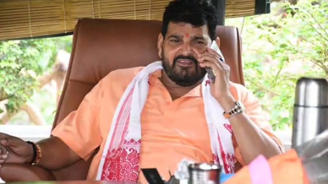 सांसद कैसरगंज भूषण शरण सिंह ने जनता दर्शन के दौरान आए लोगों की सुनी समस्याएं निस्तारण का दिया आश्वासन