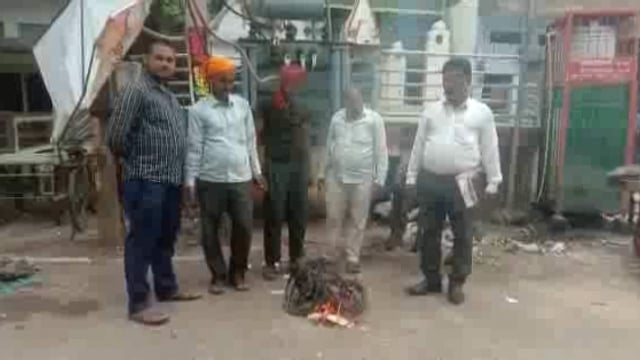 मिर्ज़ापुर : बिजली विभाग कटिया जलाओ अभियान के तहत अवैध रूप बिजली जला रहे हैं लोगों के तार खींचकर जलाया