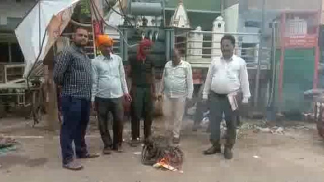 मिर्ज़ापुर : बिजली विभाग कटिया जलाओ अभियान के तहत अवैध रूप बिजली जला रहे हैं लोगों के तार खींचकर जलाया