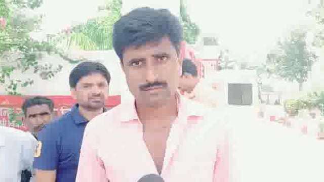 मोठ मेंलेखपाल और कानूनगो पर लगाए परिजनों ने रिश्वत मांगने का आरोप रिश्वत की मांग पूरी न कर पाने पर किसान ने की आत्महत्या