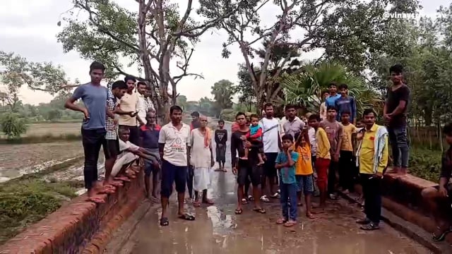 जर्जर पुल को लेकर ग्रामीणों ने किया प्रदर्शन