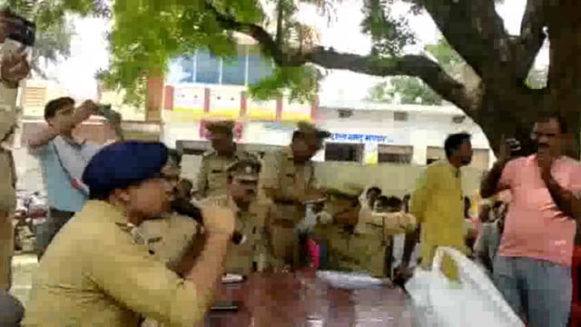 रामपुर मथुरा में पुलिस क्षेत्राधिकारी के नेतृत्व में थाना प्रांगण में पीस कमेटी की बैठक का आयोजन किया गया।