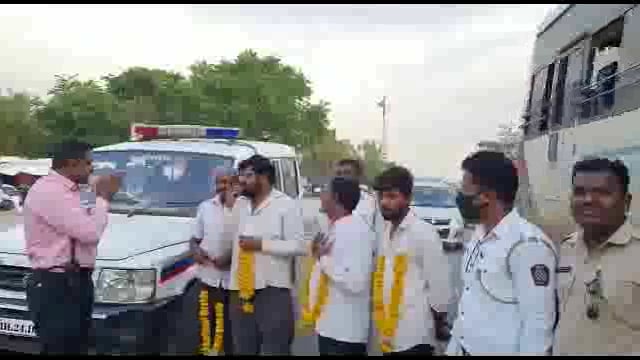 छत्रपती शिवाजी महाराज चौक येथे हातगाड्यावाल्यांचा गांधीगिरी पध्दतीने पोलिसांनी हार घालून केला सत्कार