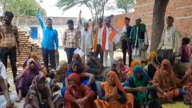 मारकुआ में किसान कांग्रेस द्वारा चौपाल लगाकर सुनी किसानों की समस्याएं कहा भाजपा सरकार किसानों के प्रति संवेदनशील नहीं है