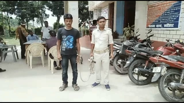 लाली सिंघिया में बकरी चोरी कर रहे एक चोर को ग्रामीणों ने पकड़ा, जमकर धुनाई करने के बाद पुलिस को किया सुपुर्द