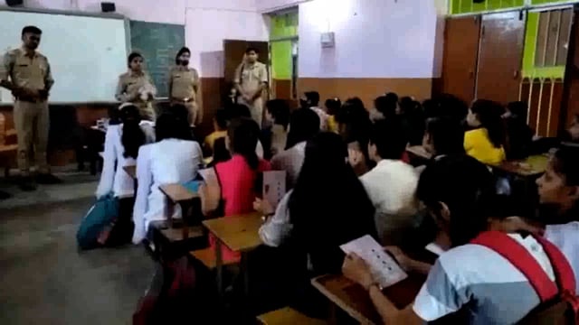 गुरसरांय पुलिस द्वारा मिशन शक्ति के तहत छात्राओं को किया जागरूक