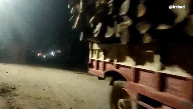 हमीरपुर : रात के अंधेरे में किया जा रहा लकड़ी का अवैध कारोबार