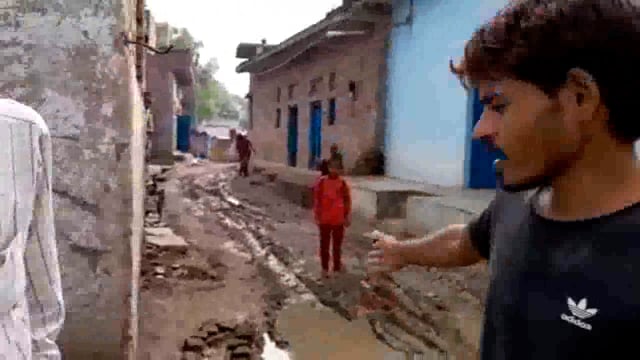 डोंडिया में सड़कों पर फैली गंदगी उड़ाई जा रही स्वच्छ भारत अभियान की धज्जियां जिम्मेदार लोग सो रहे चैन की नींद