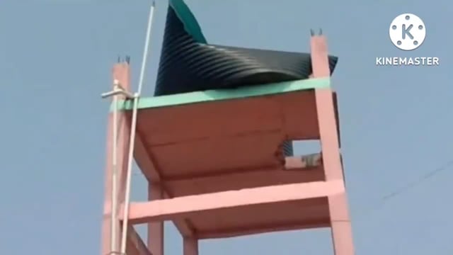   जल मीनार की टंकी ध्वस्त पेयजल की समस्या से जूझ रहे ग्रामीण