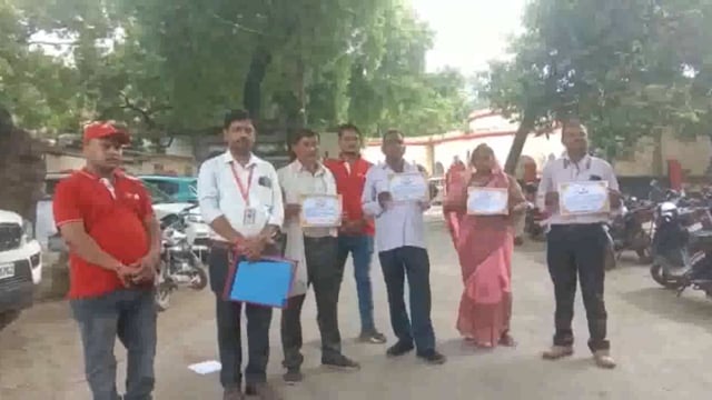 मिर्ज़ापुर : प्रधानमंत्री फसल बीमा योजना के लाभार्थियों को डीएम ने किया सम्मानित