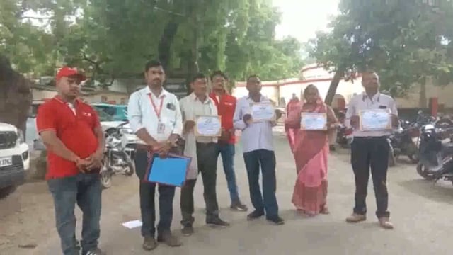 मिर्ज़ापुर : प्रधानमंत्री फसल बीमा योजना के लाभार्थियों को डीएम ने किया सम्मानित