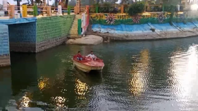 चरखारी के कोठीताल तालाब में नौकायन के नाम पर चल रही अवैध वसूली ,सुरक्षा नियमों को रखा ताक पर