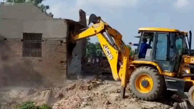 ikauna: तालाब की जमीन पर अवैध अतिक्रमण पर चला प्रशासन का बुलडोजर