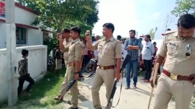 कैसरगंज इलाके में आवारा पशुओं से परेशान पोकर ग्रामीणों में आक्रोश पुलिस ने कराया शांत