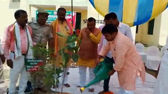 ikauna: वन महोत्सव कार्यक्रम के तहत बीजेपी विधायक ने किया वृक्षारोपण,पौध लगाने के लिए लोगों को किया जागरूक