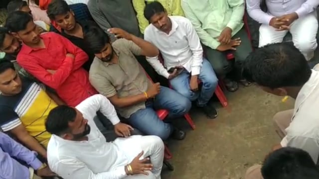 वजीरगंज ब्लॉक के अंतर्गत ग्रामपंचायत खिरिया में अवध केसरी सेना प्रमुख ठाकुर नीरज सिंह बैठक कर छपिया थाना पर आमरण अनशन का