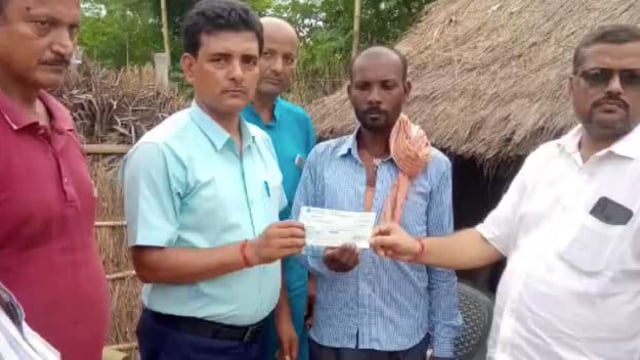 चुररोट के सीओ ने डीएम के निर्देश पर मृतक के परिजनों को दिया चेक