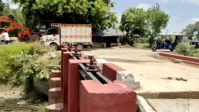 पुल की छत क्षतिग्रस्त आवागमन बाधित डलमऊ तहसील क्षेत्र के हींगामऊ घुरवारा मार्ग पर स्थित सिंचाई विभाग के पुल की छत क्षत