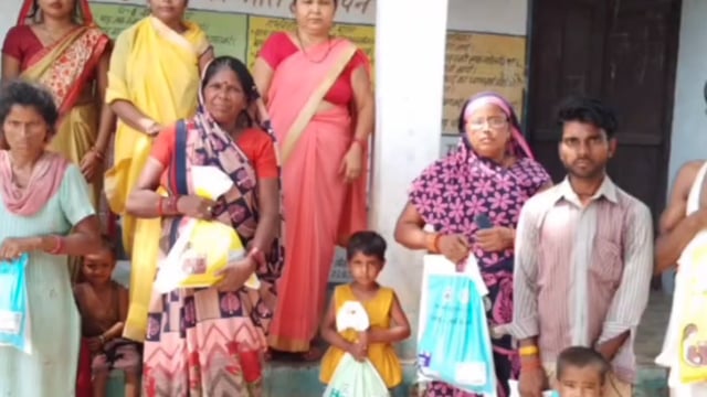 वजीरगंजगोंडा ग्रामपंचायत कोडंरमे परियोजनाअधिकारी केनिर्देशपर पोषाहारवितरणकार्यक्रममेंआईतेजी स्वमसहायतासमूहनेबांटेपोषाहार