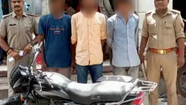 चुनार मिर्ज़ापुर: चोरी की  एक मोटरसाइकिल के साथ तीन अभियुक्त गिरफ्तार 
