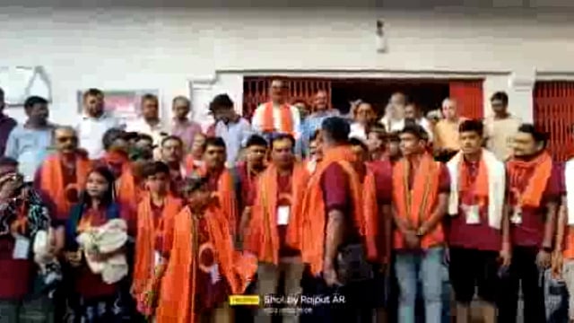 लखीमपुर खीरी (यूपी) मोहम्मदी नगर से 55 सदस्यों का जत्था अमरनाथ के लिए रवाना, विधायक ने अंग वस्त्र उड़ा कर रवाना किया जत्