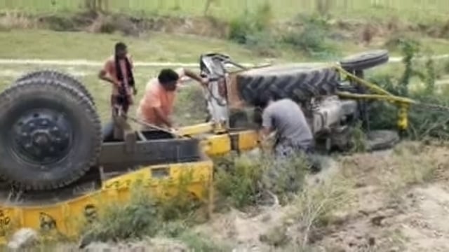 लालगंज थाना क्षेत्र के डलमऊ बाईपास के पास अनियंत्रित ट्रैक्टर ट्राली पलटा बाल बाल बचे सभी लोग