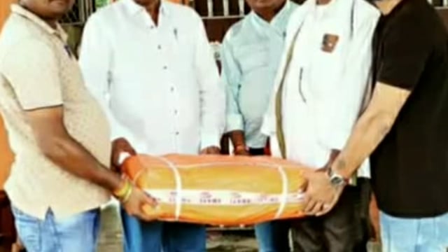 स्वंय सहायता समूह की महिलाओं के बीच आजसू ने दरी का वितरण किया