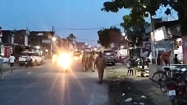 वजीरगंज गोंडा थाना अध्यक्ष की अगुवाई में पुलिस ने पैदल गस्त कर कानून व्यवस्था मजबूत करने का दिया संदेश 