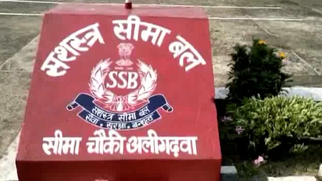 सिद्धार्थनगर जिले के अलिगढ़वा बार्डर के पास अवैध लकड़ी की तस्करी करते समय तस्कर को किया गिरफ्तार 