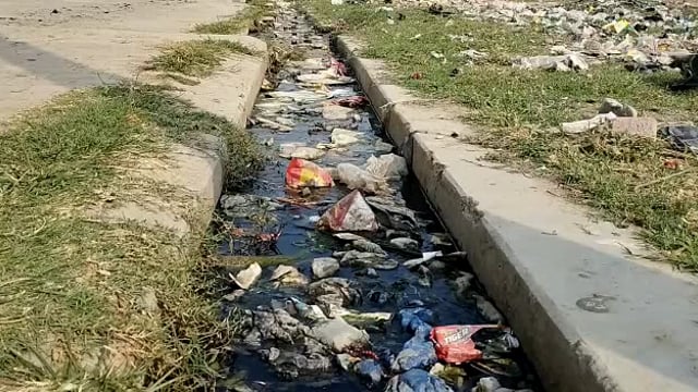 सिसहनिया गांव में साफ-सफाई न होने से गंदगी का अंबार 