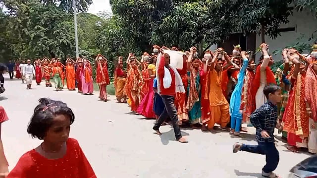 थरथरी प्रखंड स्थित अस्ता पंचायत के ढिबरापर गांव में 24 घंटे अखंड कीर्तन को लेकर निकाली गई कलश शोभायात्रा

