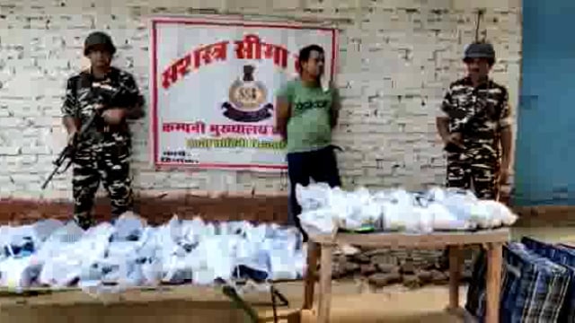 ककरहवा बार्डर के पास एसएसबी के जवानों प्रतिबंधित समान के साथ तस्कर को किया गिरफ्तार 