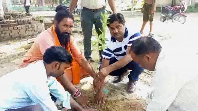 अधिशासी अधिकारी महोली ने बाबा बैजनाथ धाम मन्दिर परिसर में किया वृक्षारोपण...
