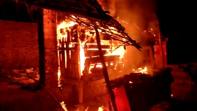 वजीरगंज बाजार में अज्ञात कारणों से पान की दुकान में लगी आग सारा सामान जलकर हुआ राख