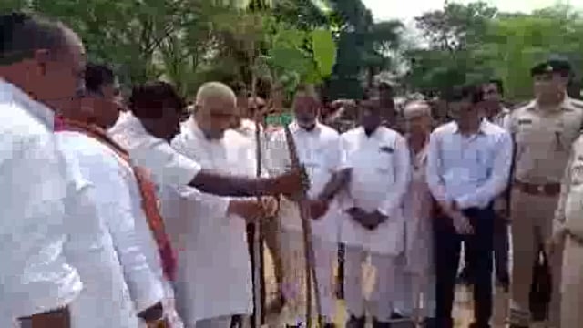 मिर्ज़ापुर : प्रभारी मंत्री राकेश सचान ने किया पौधारोपण,जिले में रोपे जाएंगे 79 लाख 51 हजार पौधे