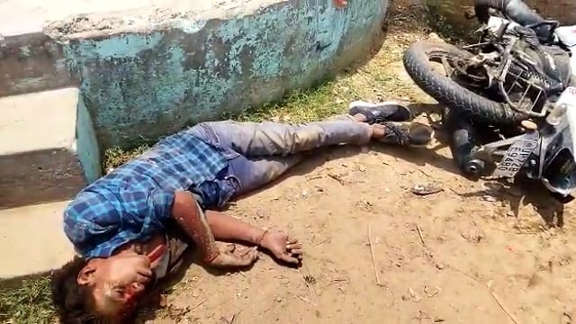 प्रतापगढ़ जिले के कुंडा तहसील के मदरिया पुर गांव से रिश्तेदारी जा रहे युवक की साइकिल सवार को बचाने में गई जान