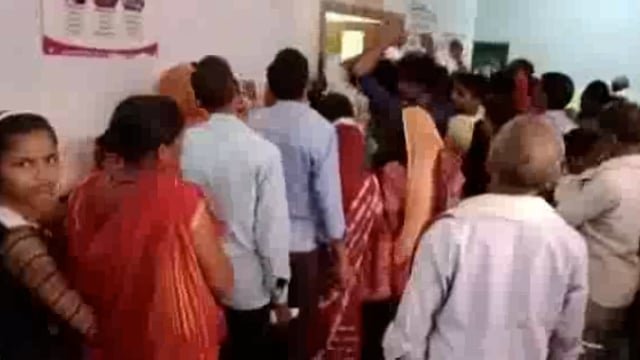 मिर्ज़ापुर : मंडलीय जिला अस्पताल में एक्स-रे के लिए उमड़ी भीड़