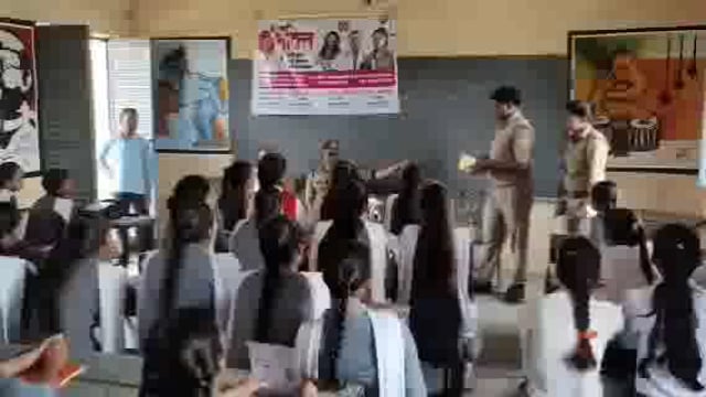 कोंच,जालौन:मिशन शक्ति के तहत लगाई छात्राओं की पाठशाला