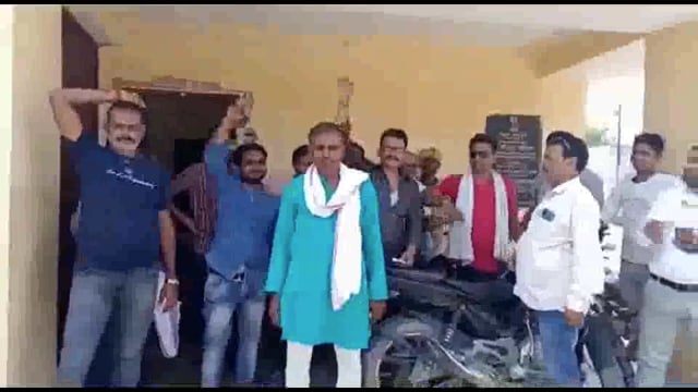 विद्युत उपकेंद्र पर ग्रामीणों ने किया तालाबंदी, जमकर हुयी नारेबाजी




