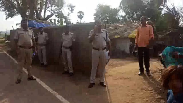 क्षेत्र के कचमचिया पातर टोला गांव में गोलीबारी में घायल अधेड़ की हुई मौत, एसडीपीओ ने की घटना की जांच।