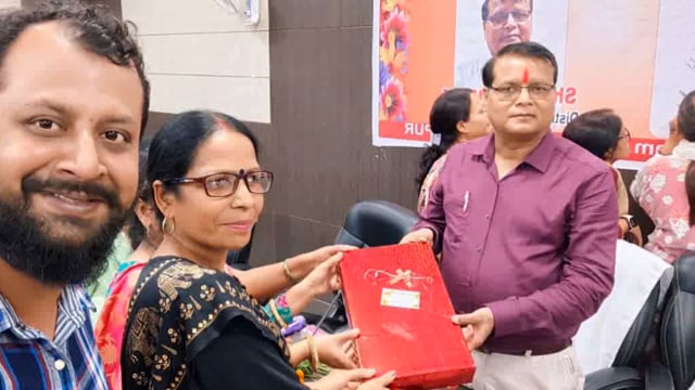 सीतापुर जिला कार्यक्रम अधिकारी के गैर जनपद स्थानांतरण पर संबंधित कर्मचारियों में सम्मान पूर्वक नम आंखों से की विदाई