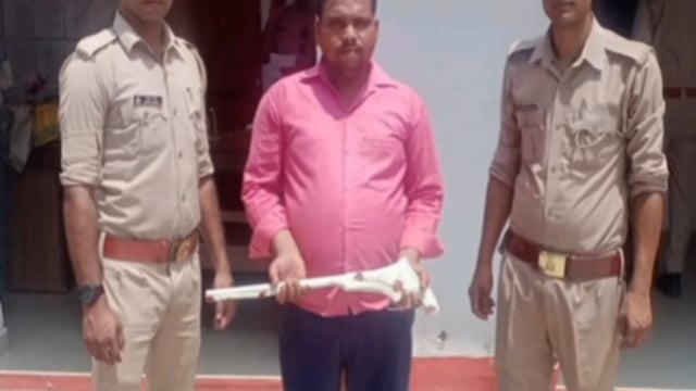 महमूदाबाद पुलिस ने  टॉप 10 अपराधी को अवैध शस्त्र के साथ गिरफ्तार किया ।