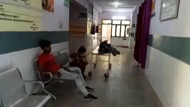 चुनार मिर्ज़ापुर: खड़े ट्रक में भिड़े बाइक सवार दो घायल एक की हालत गंभीर