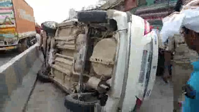 चुनार मिर्ज़ापुर: तेज रफ्तार कार अनियंत्रित होकर पलटी बाल-बाल बचे उसमें सवार