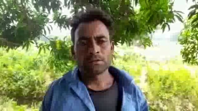 लकड़कट्टों द्वारा प्रतिबंधित पेड़ों पर चलाया गया आरा ,शिकायत पर नहीं हुई कार्यवाही