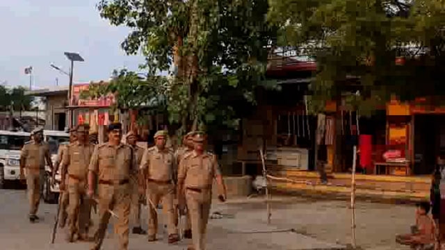 आगामी त्यौहार बकरीद को सकुशल संपन्न कराए जाने को  लेकर त्रिलोकपुर पुलिस द्वारा सोहना में किया गया पैदल गस्त