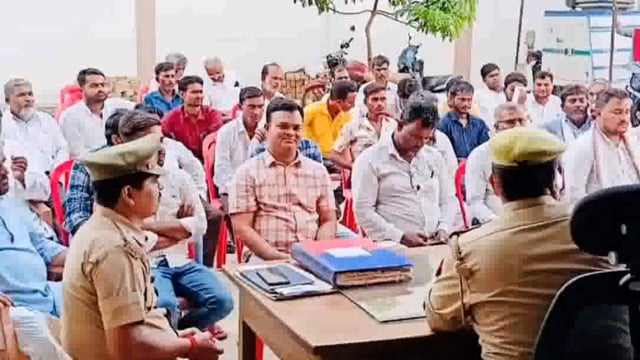 आगामी त्यौहार ईद उल अजहा को लेकर थाना इटवा में की गई पीस कमेटी की बैठक ।