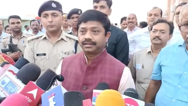 यूपी सरकार में मंत्री नन्दगोपालनंदी पहुचे जालौन के बुंदेलखंड एक्सप्रेसवे 12जुलाई पीएम के आगमन की तैयारियों का लिया जायजा