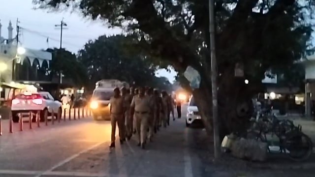 वजीरगंज के थाना अध्यक्ष की अगुवाई में पुलिस ने पैदल गस्त कर कानून व्यवस्था मजबूत करने का दिया संदेश 