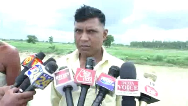 सिद्धार्थनगर जिले के खैरी शीतल गांव में बाढ की कटान से परेशान ग्रामीण 